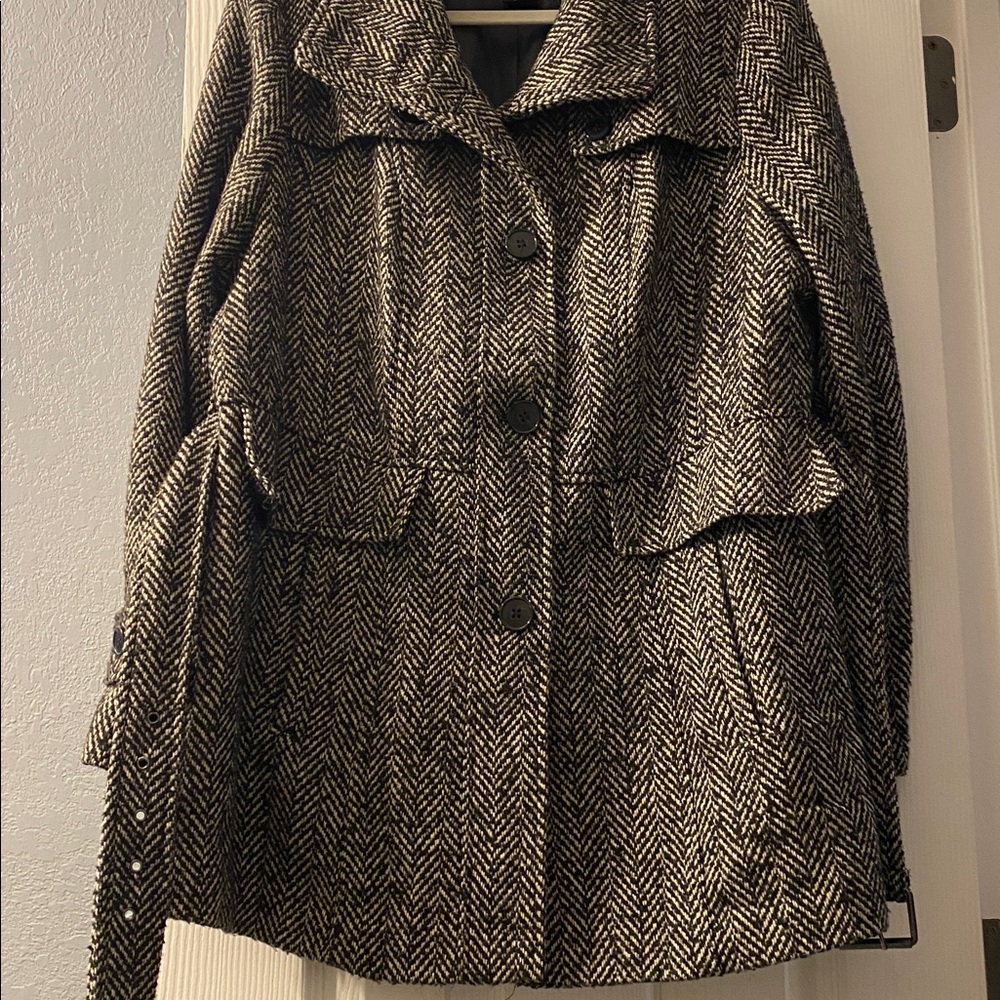 Chic Herringbone Trench Coat in Black and White